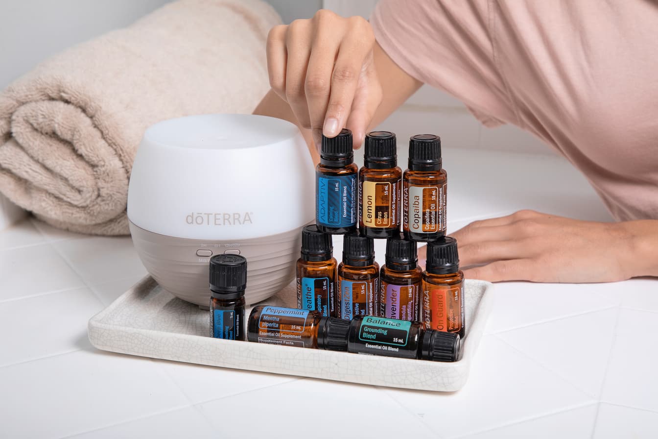 Диффузор и набор флаконов doTERRA на светлом столе