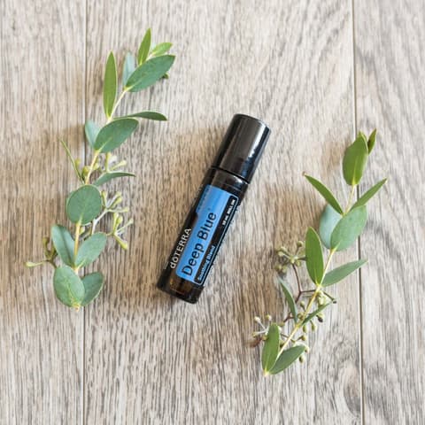Флакон Deep Blue рядом с зеленью