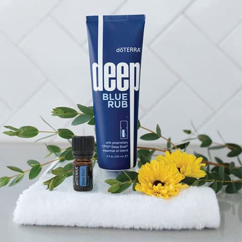 Deep Blue рядом с жёлтыми цветами