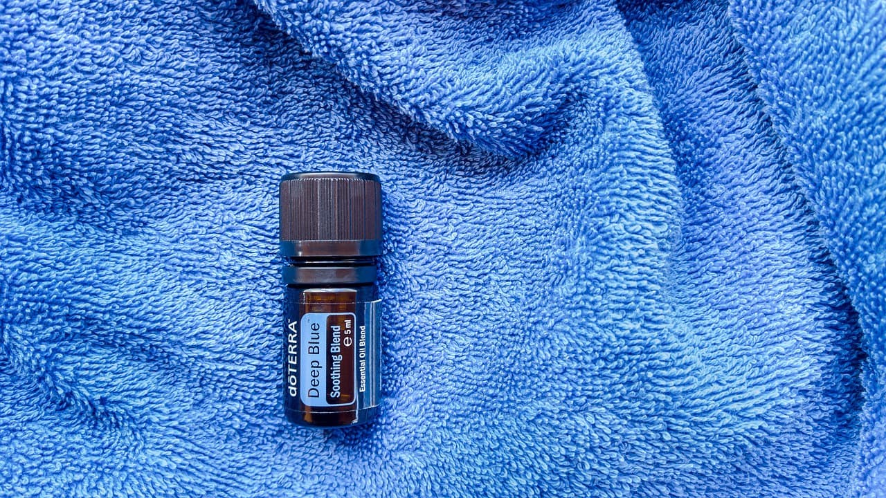 Флакон Deep Blue на синей ткани